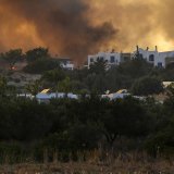Le feu près du village de Gennadi, au sud-est de Rhodes. Mercredi, les températures devaient encore monter.